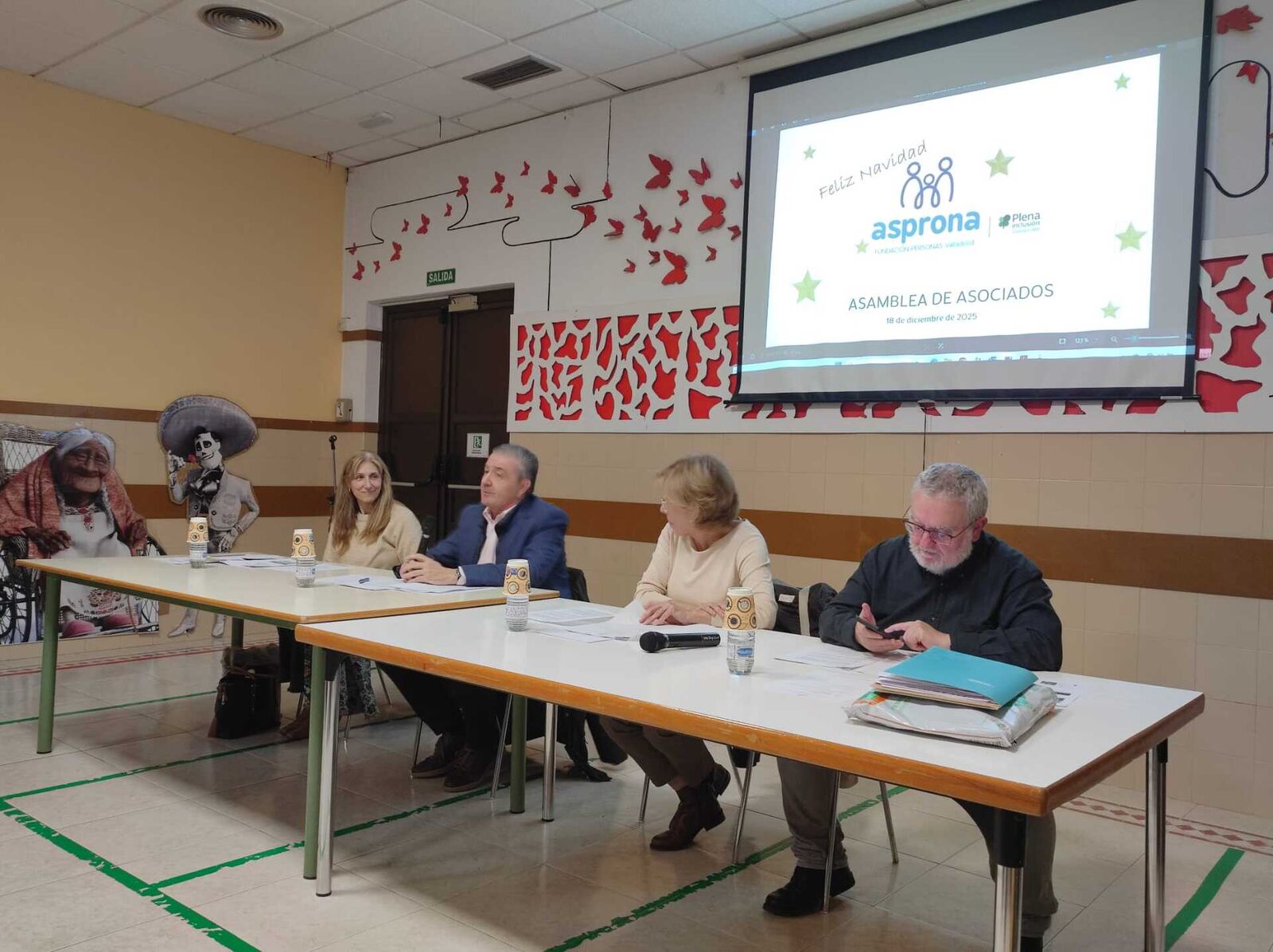 Personas asociadas reunidas en la Asamblea General