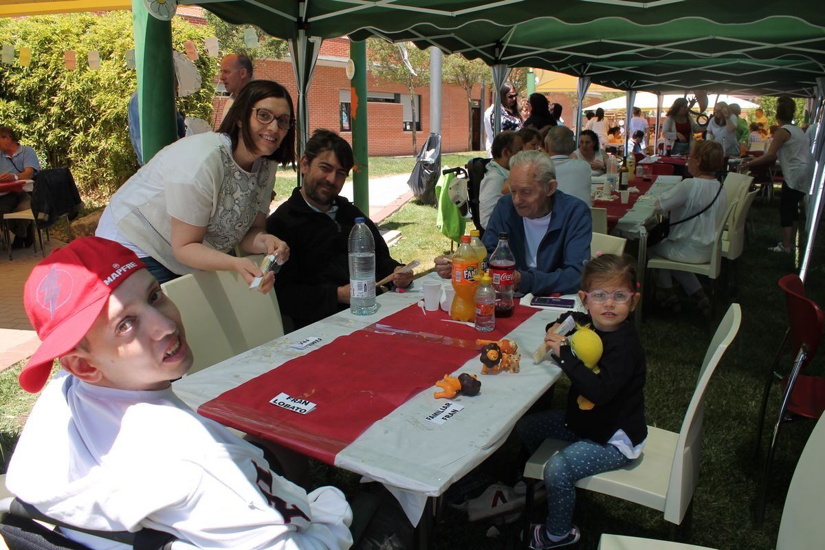 Familias conversando en la celebración del aniversario de ASPRONA