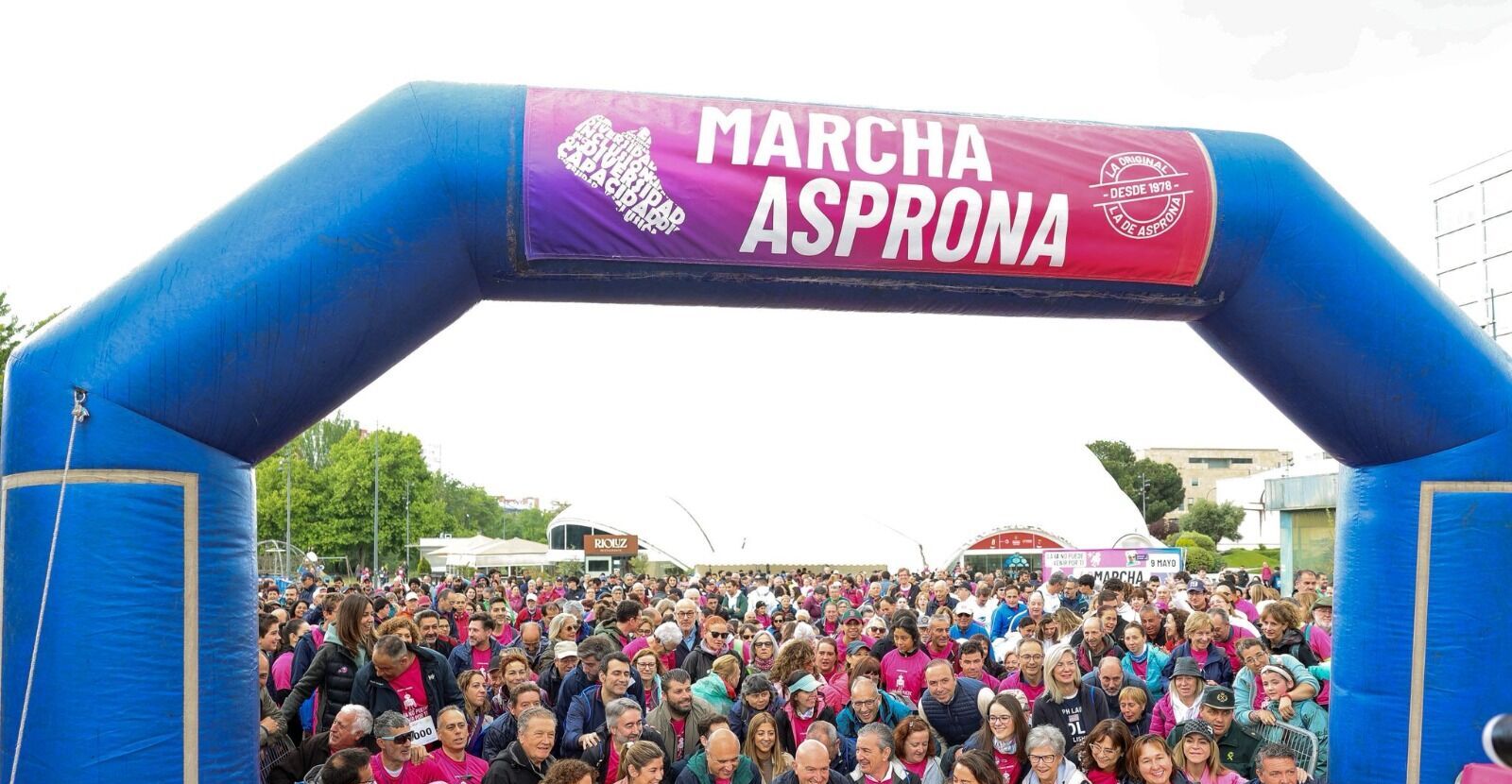 Vista aérea de cientos de personas participando en la Marcha ASPRONA por una carretera de Valladolid