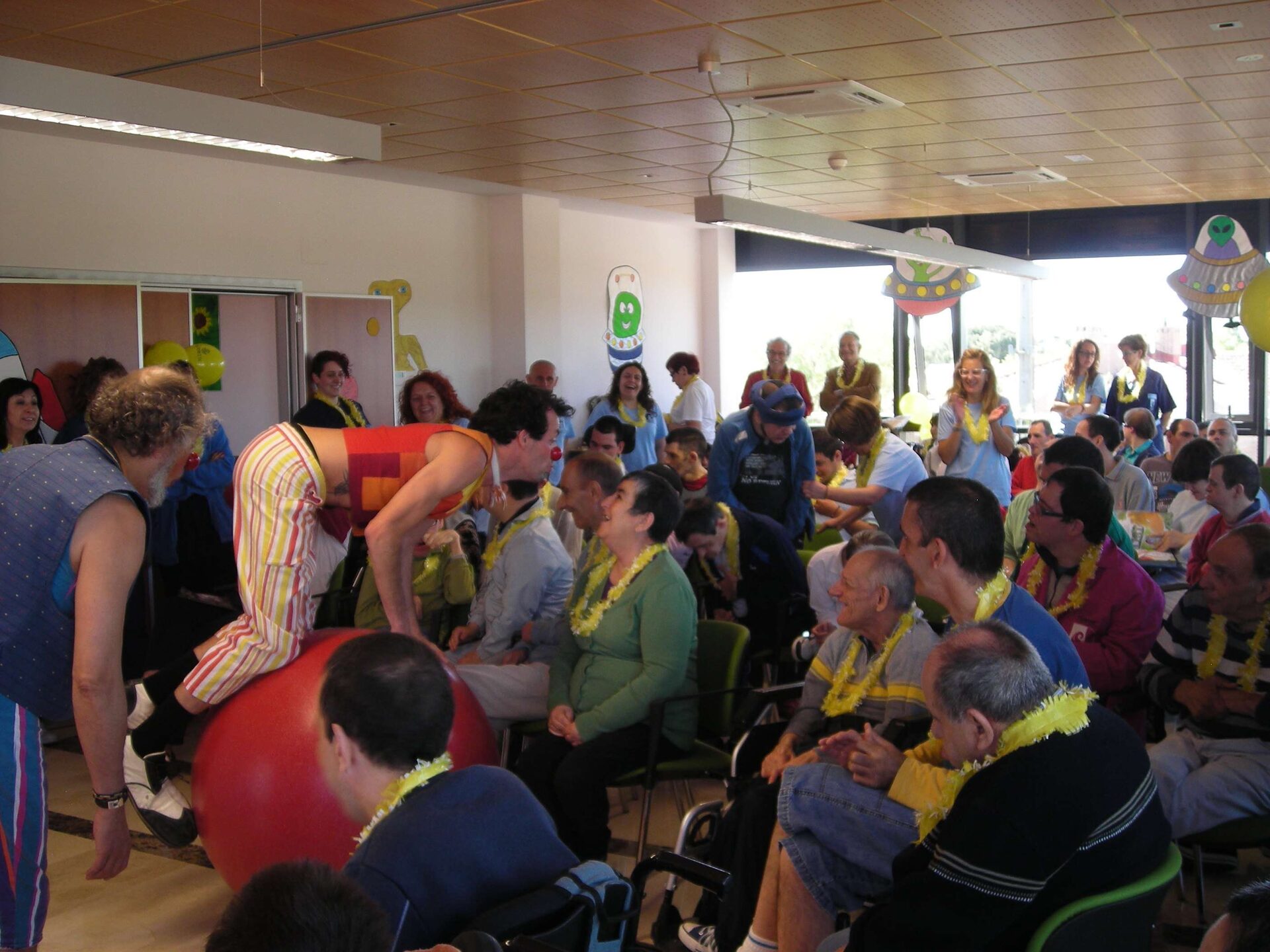 Payasos sin fronteras y Correos reparten sonrisas en el Centro de Día Viana Fundación Personas