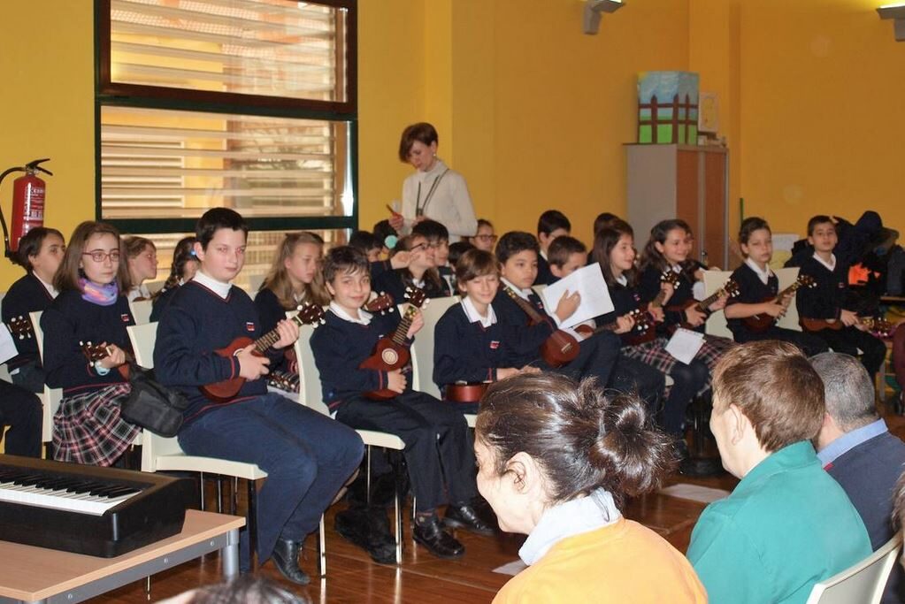CONCIERTO MUSICAL DEL COLEGIO RAFAELA MARIA EN CENTRO DE DIA LAGUNA