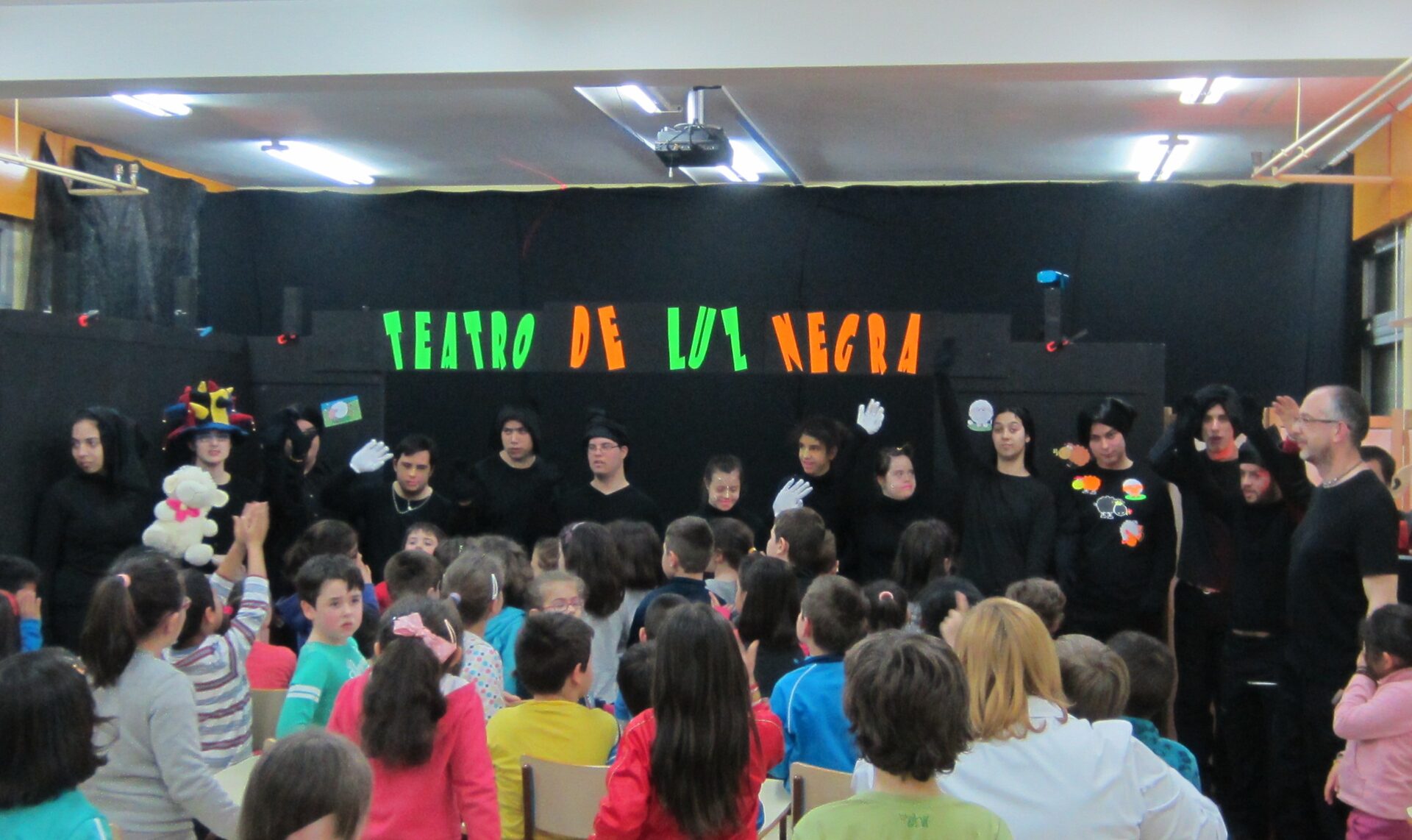 PEQUEÑO TEATRO DE LUZ NEGRA
