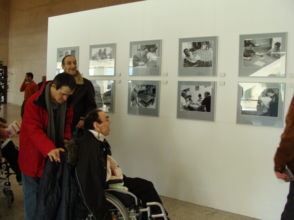 Las Cortes de Castilla y León acogen la exposición Miradas de Capacidad
