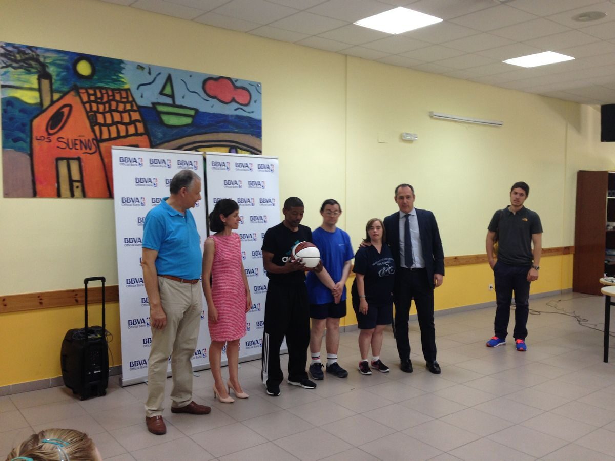La leyenda de la NBA Muggsy Bogues visita Fundación Personas dentro de BBVA Day