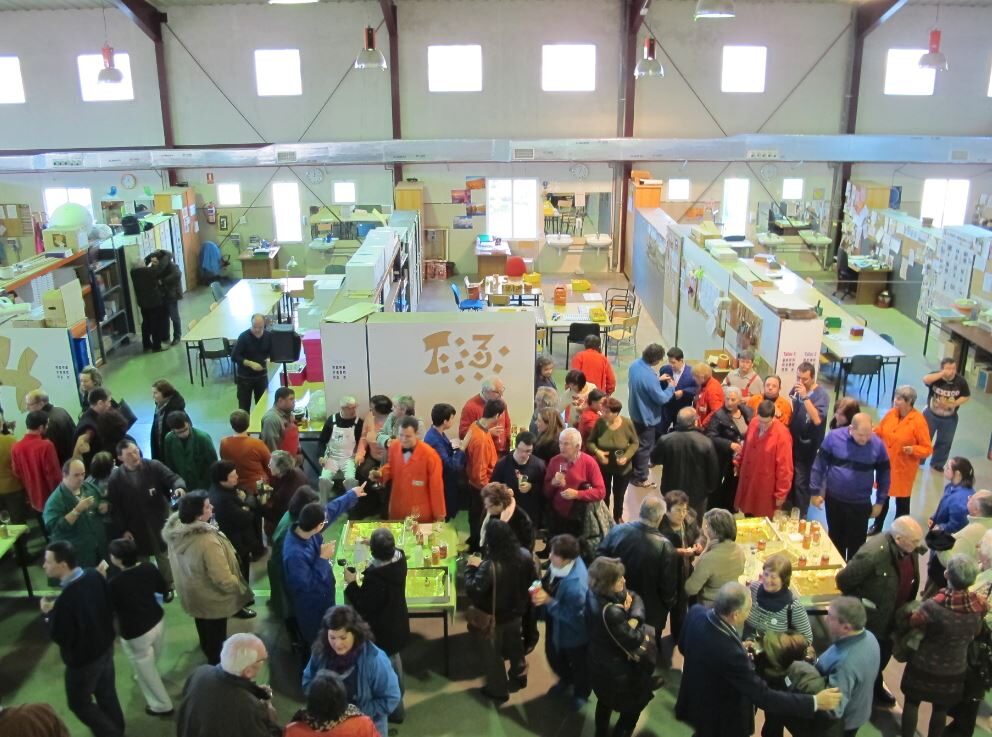 Familias de Asprona, jóvenes y profesionales del centro Dos Pinos celebran su aniversario
