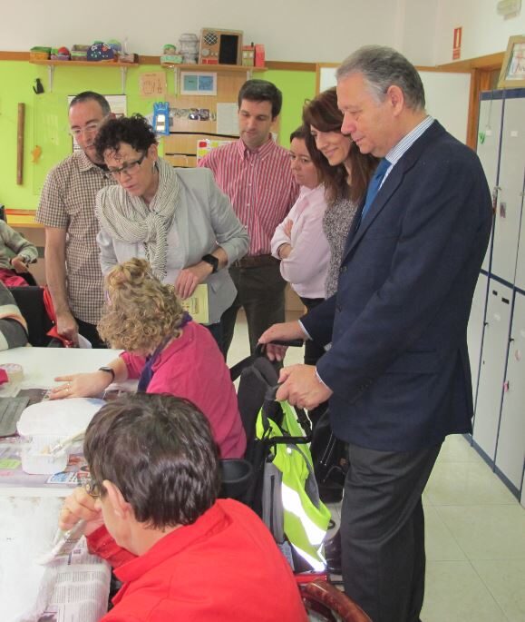 La Concejala de Servicios Sociales Rafaela Romero visita el centro Obregón
