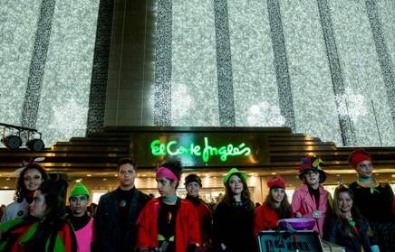 El grupo Ocio Zumba y “Pequeño Teatro de Luz Negra” del colegio El Pino de Obregón- Fundación Personas hacen el ENCENDIDO DE LUCES DE EL CORTE INGLÉS COMPARTIMOS LA MAGIA DE LA INCLUSIÓN
