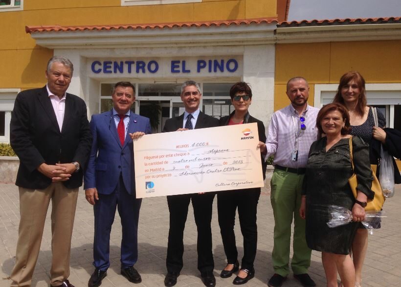 La empresa Repsol visita el centro El Pino y hace entrega del patrocinio a la Marcha Asprona