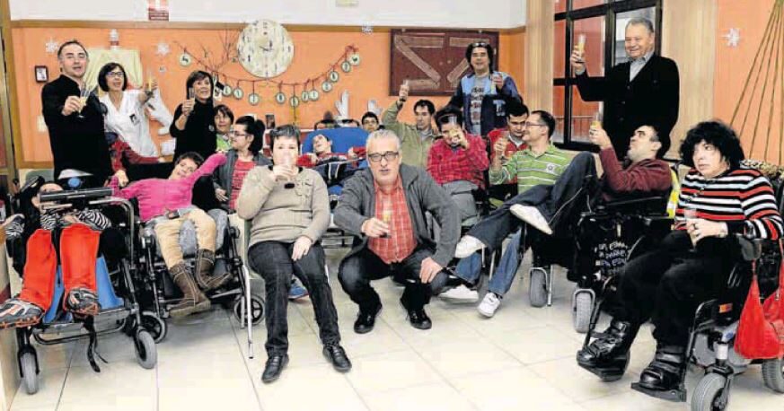 LEO HARLEM brinda con jóvenes del centro Obregón por el año nuevo