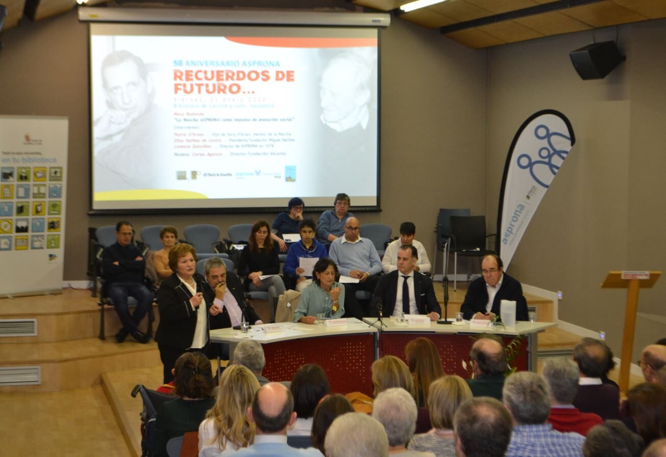 Una mesa redonda con recuerdos, emociones, reconocimientos y mirada al futuro